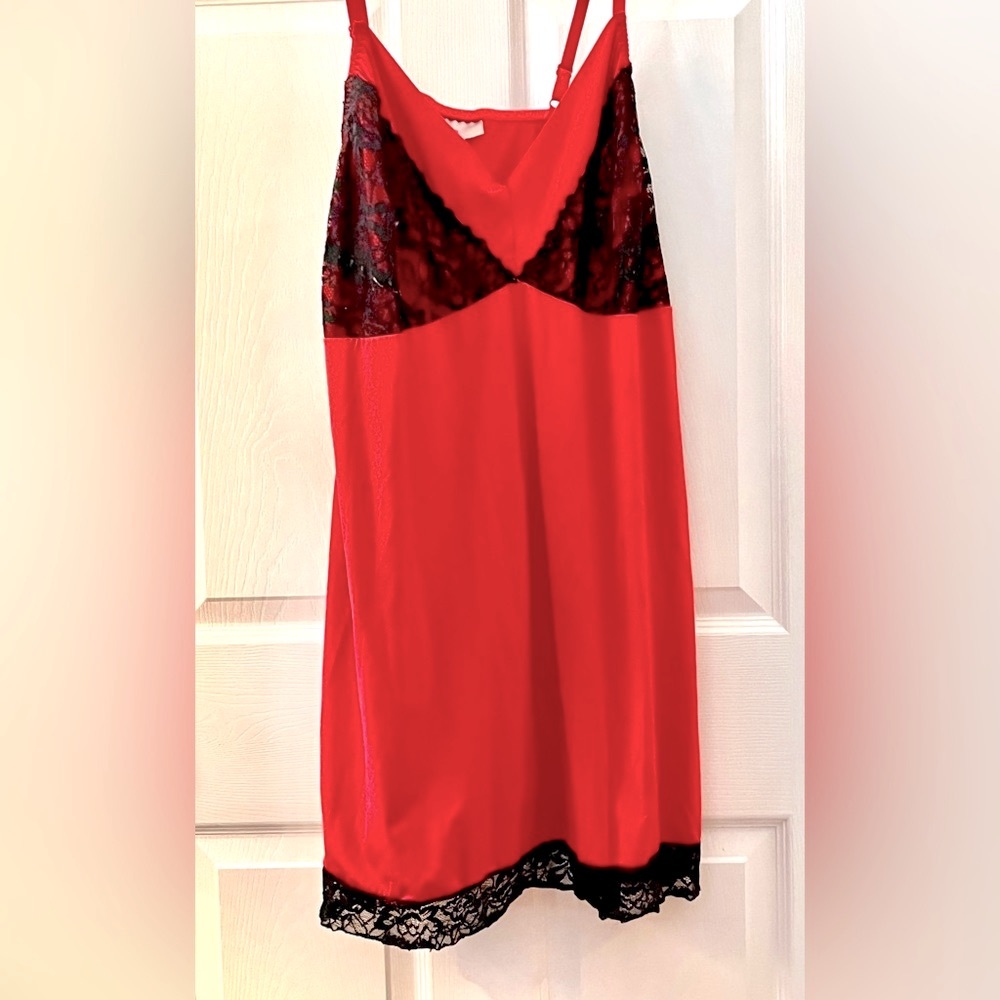 Sexy Avenue Chemise, size 22/24, red/black, Valentine’s, adjustable straps.